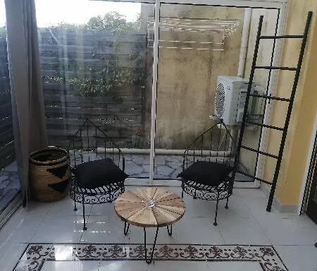 Cosy bas de villa, à 10 min de Cannes, piscine privée chauffée Casa de Férias