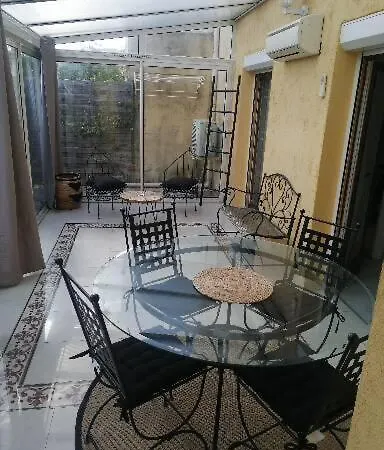 Cosy bas de villa, à 10 min de Cannes, piscine privée chauffée Casa de Férias Le Cannet